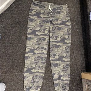 Monrow camo sweatpants